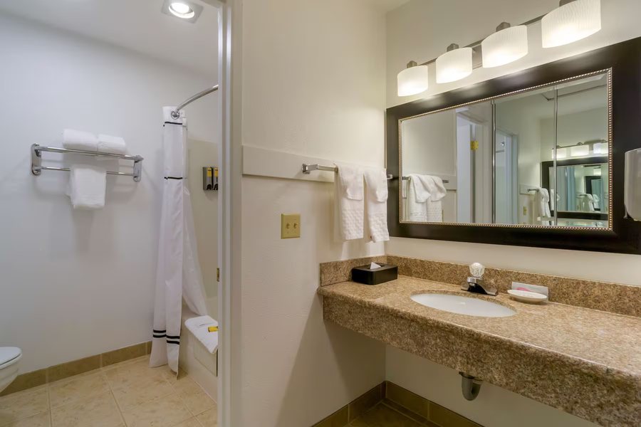 Hampton Inn Mt Vernon — Bathroom