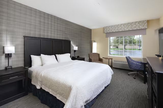 Hampton Inn Muskegon — Guest room