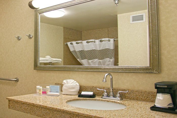 Hampton Inn Natchitoches — Bathroom