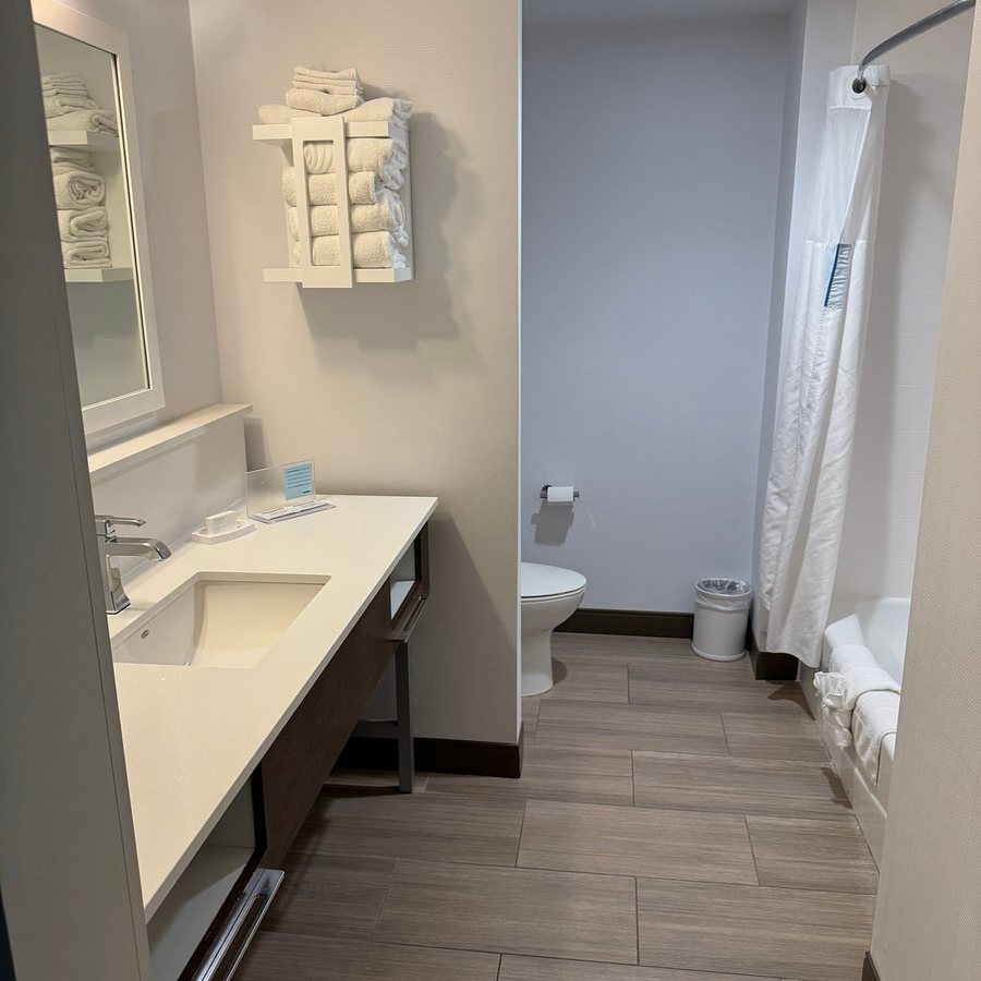 Hampton Inn Needles Colorado River — Bathroom