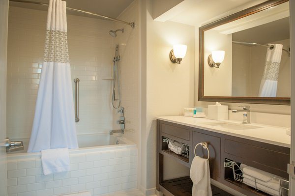 Hampton Inn New Orleans St Charles Ave Garden District — Bathroom