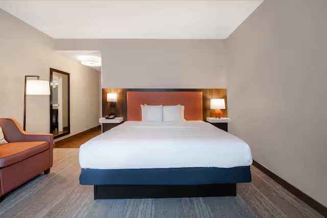 Hampton Inn New Orleans St Charles Ave Garden District — Guest room