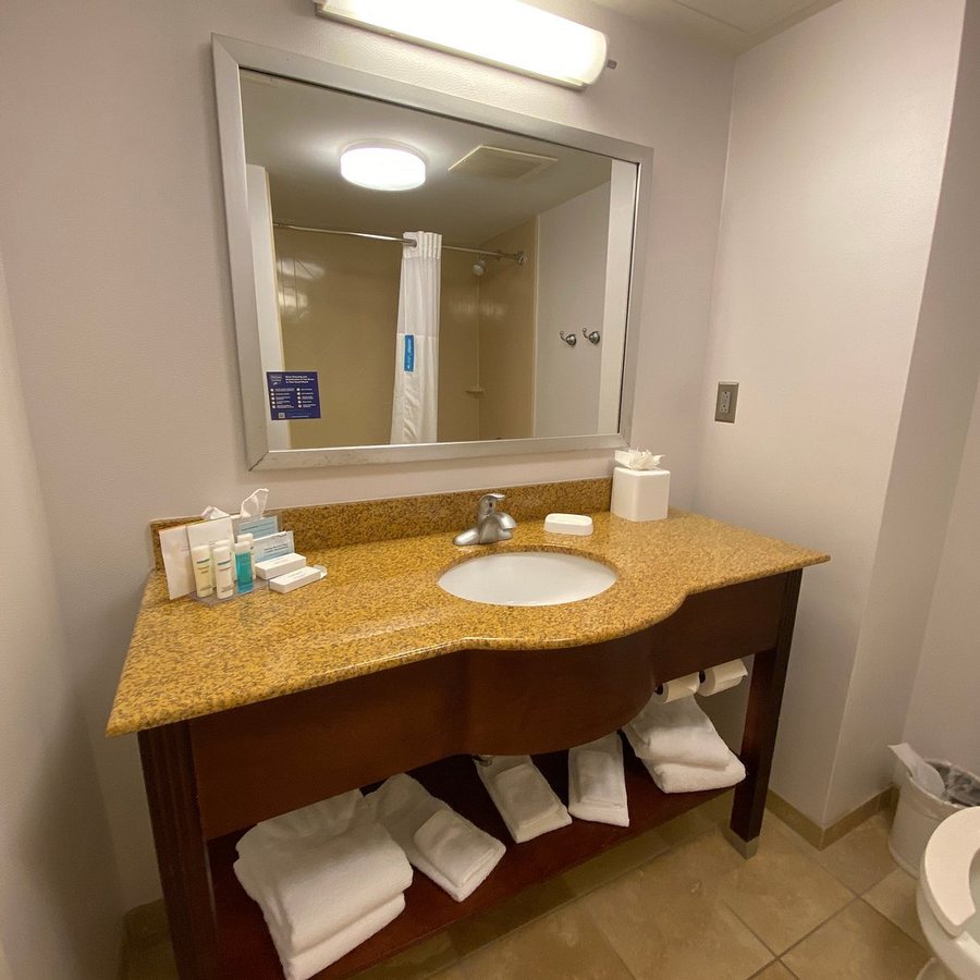 Hampton Inn Newport — Bathroom