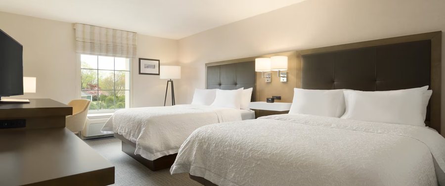 Hampton Inn Newport — Guest room
