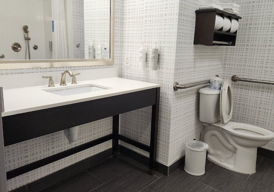 Hampton Inn Niagara Falls — Bathroom