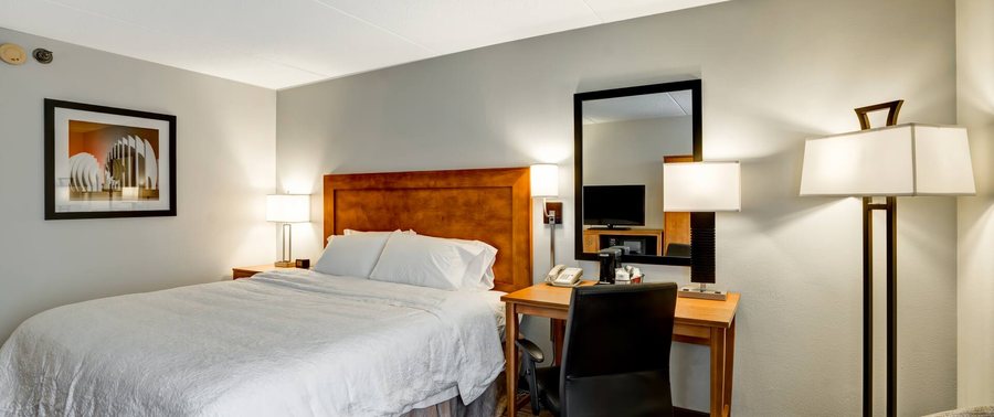 Hampton Inn Norfolk Naval Base — Guest room