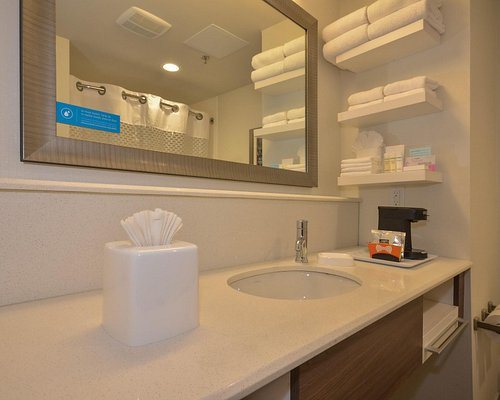 Hampton Inn North Little Rock Mccain Mall — Bathroom