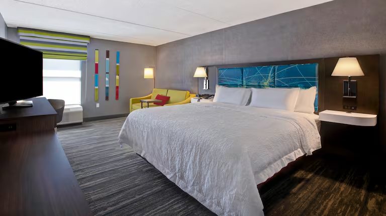 Hampton Inn Olive Branch — Guest room