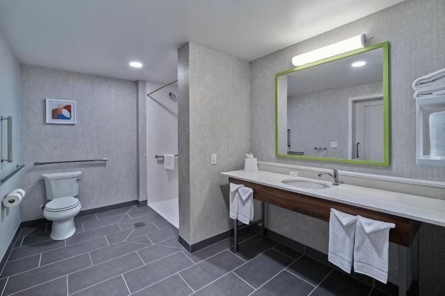 Hampton Inn Omaha Midtown Aksarben Area — Bathroom