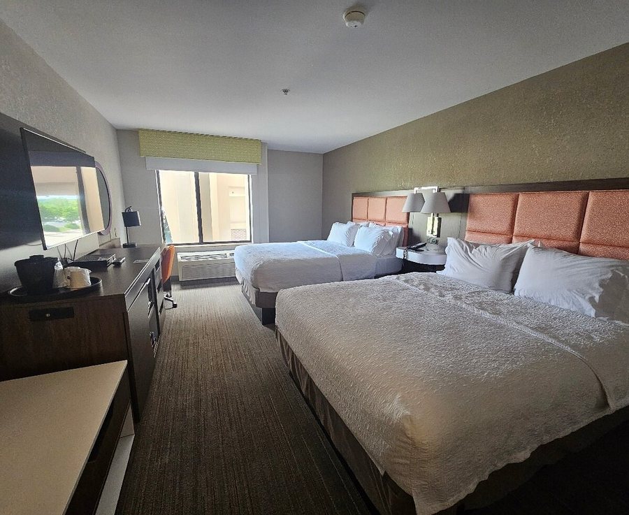 Hampton Inn Omaha West Lakeside — Guest room