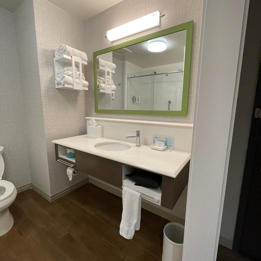 Hampton Inn Orange — Bathroom