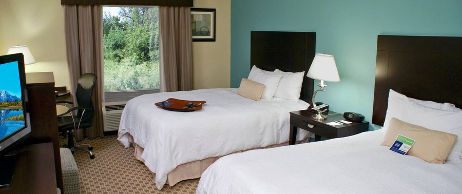 Hampton Inn Orange — Guest room