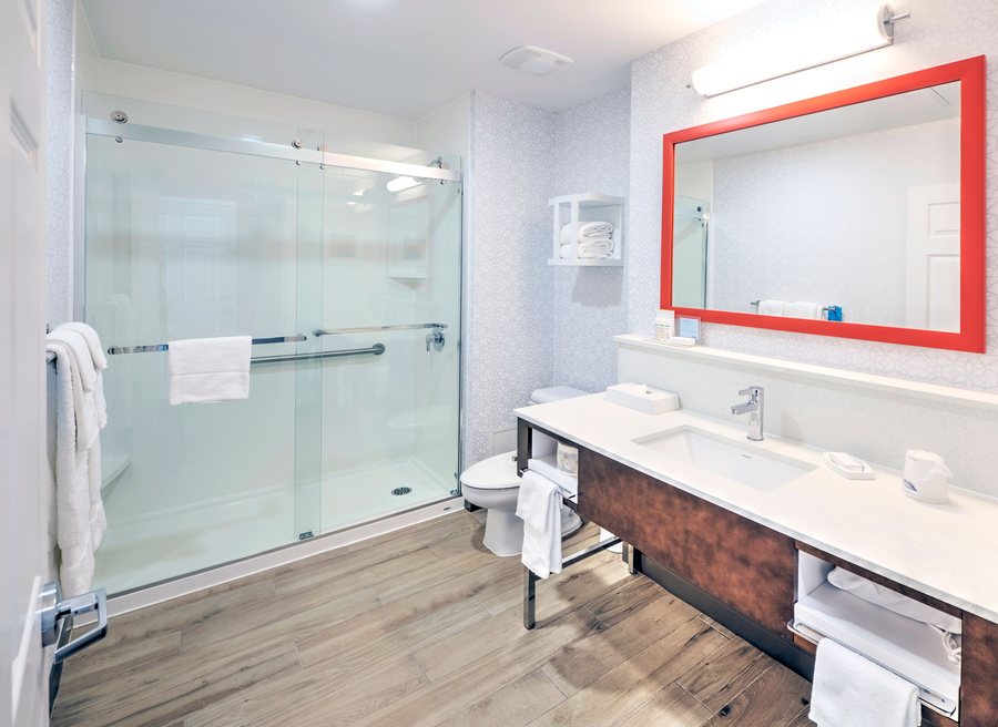 Hampton Inn Ozark — Bathroom
