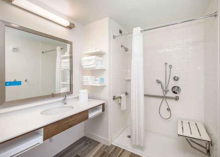 Hampton Inn Panama City Beach — Bathroom