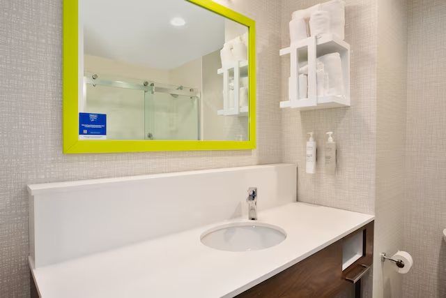 Hampton Inn Paris — Bathroom