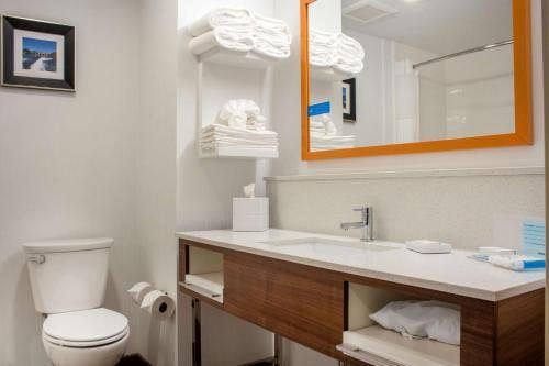 Hampton Inn Parker — Bathroom