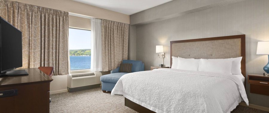 Hampton Inn Penn Yan — Guest room