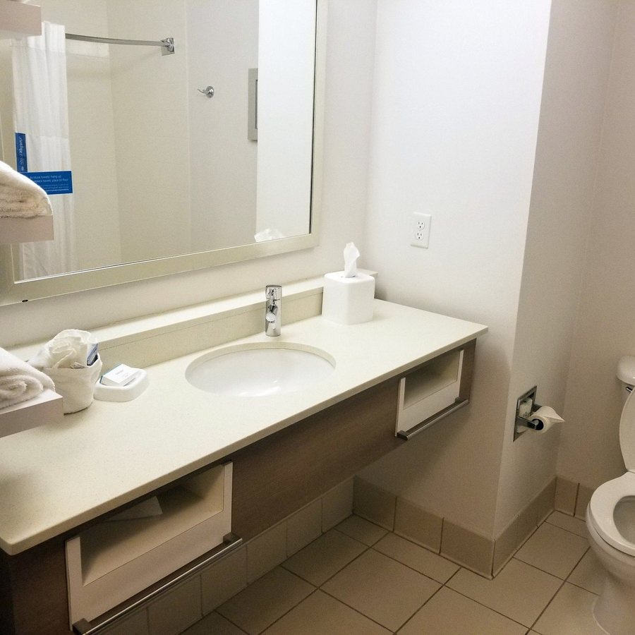 Hampton Inn Pensacola Airport Cordova Mall Area — Bathroom