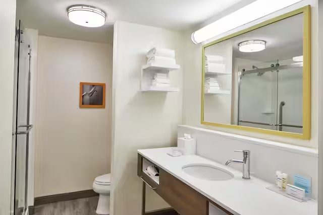 Hampton Inn Perry — Bathroom