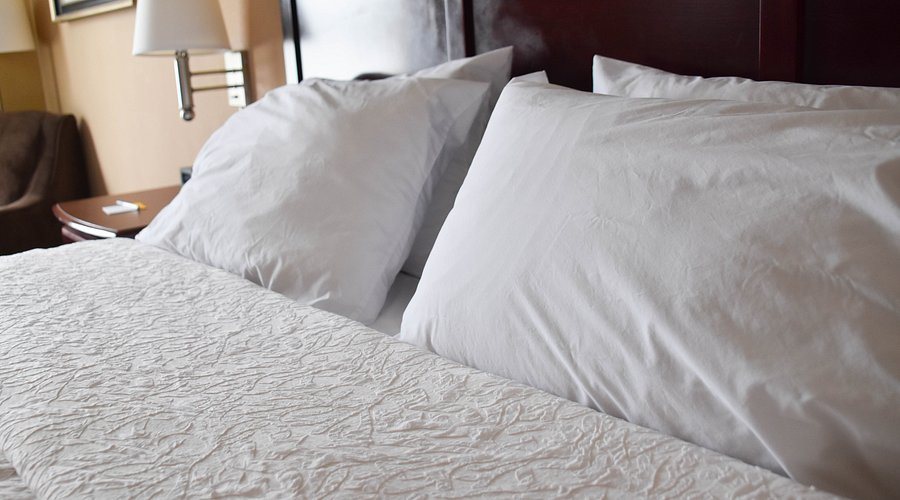 Hampton Inn Perry — Guest room