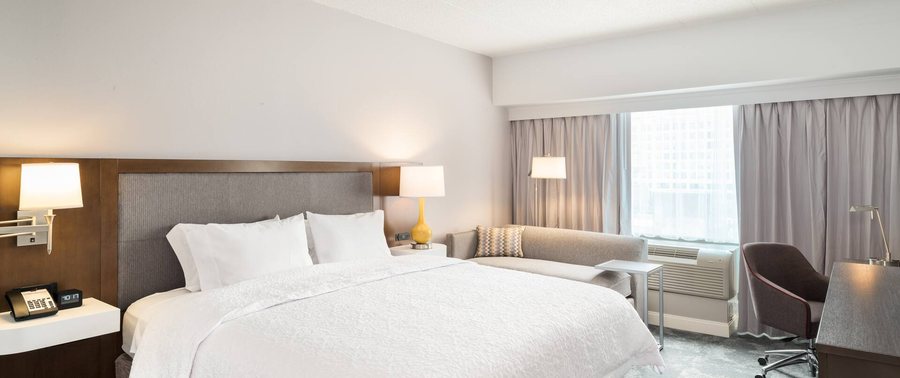 Hampton Inn Philadelphia Center City Convention Center — Guest room