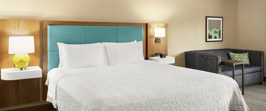 Hampton Inn Portland airport — Guest room
