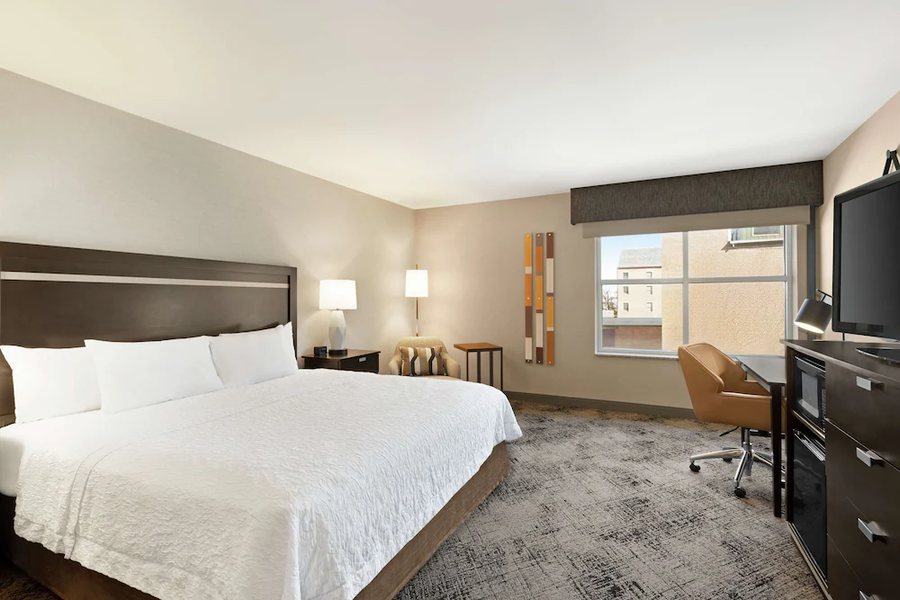 Hampton Inn Portland Downtown Waterfront — Guest room