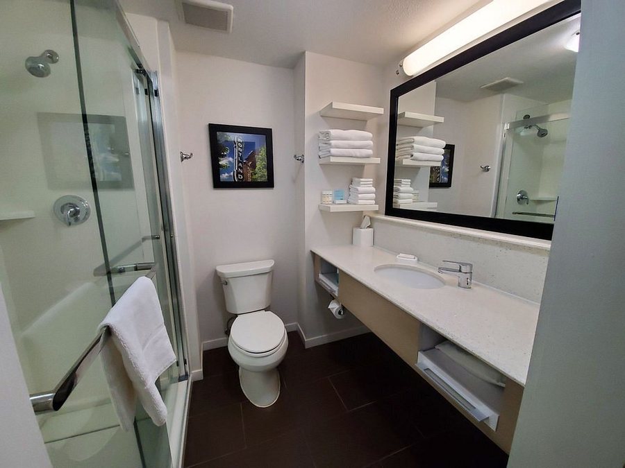 Hampton Inn Portland East — Bathroom