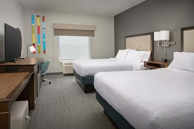 Hampton Inn Portland East — Guest room