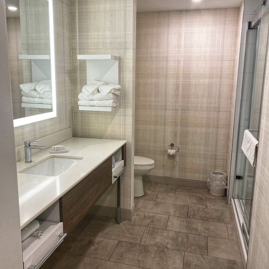 Hampton Inn Presque Isle — Bathroom
