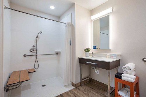Hampton Inn Princeton — Bathroom