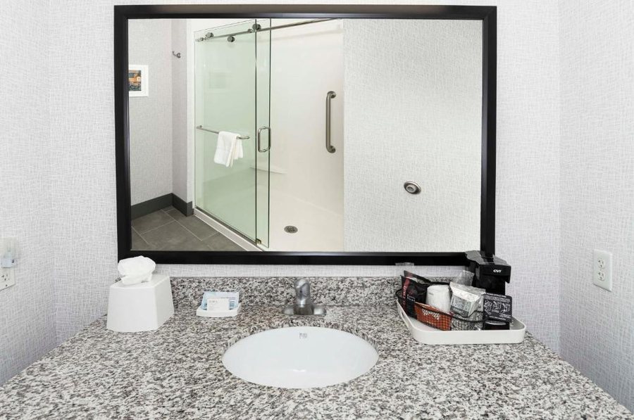 Hampton Inn Raleigh Capital Boulevard North — Bathroom