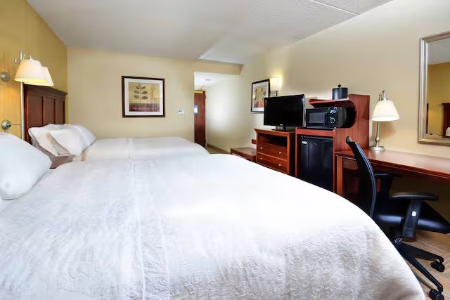 Hampton Inn Raleigh Capital Boulevard North — Guest room