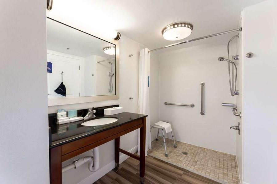 Hampton Inn Raleigh clayton I 40 — Bathroom