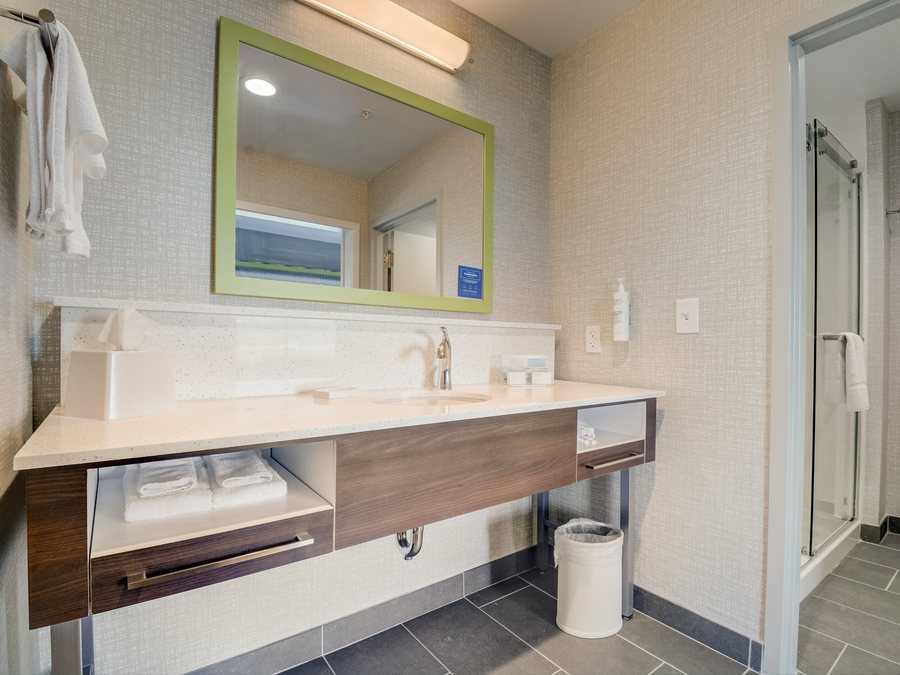 Hampton Inn Rawlins — Bathroom