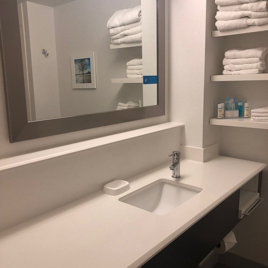 Hampton Inn Reading Wyomissing — Bathroom
