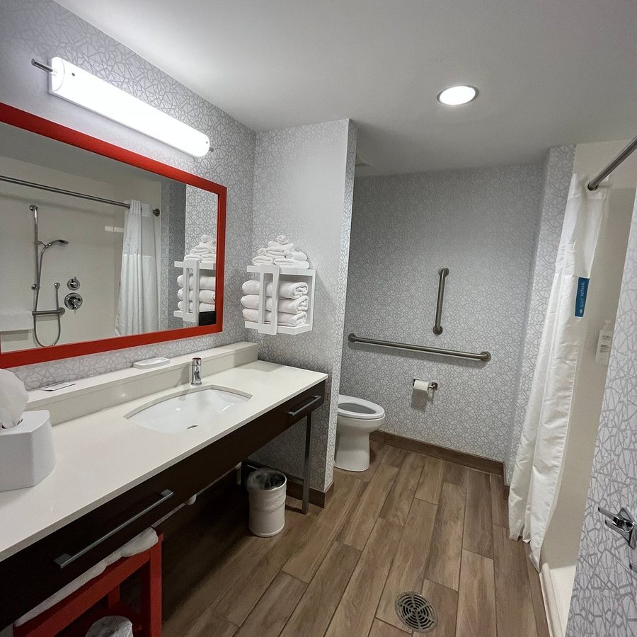 Hampton Inn Rochester — Bathroom