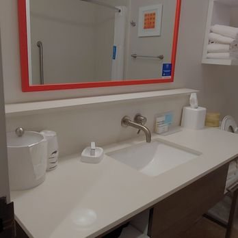 Hampton Inn Rock Hill — Bathroom