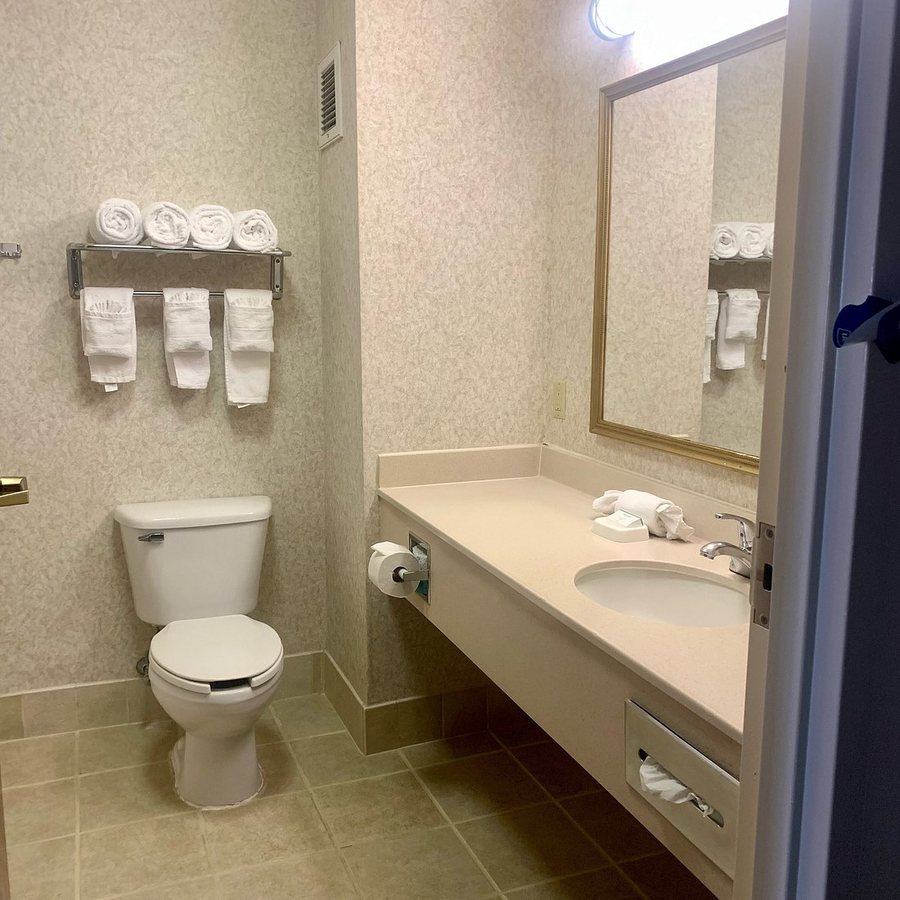 Hampton Inn Rutland — Bathroom