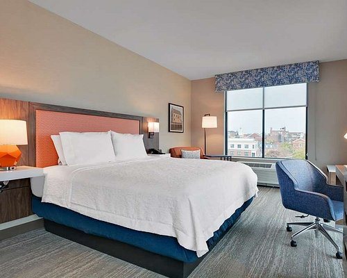 Hampton Inn Salem Boston — Guest room
