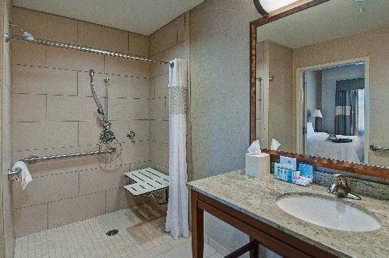 Hampton Inn Salem — Bathroom