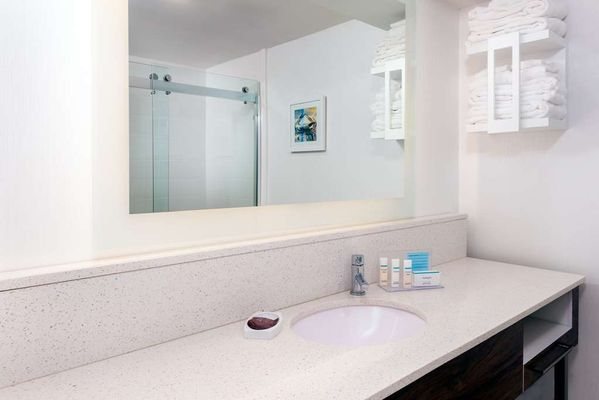 Hampton Inn Salisbury — Bathroom