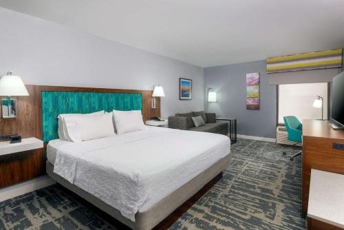 Hampton Inn Salisbury — Guest room