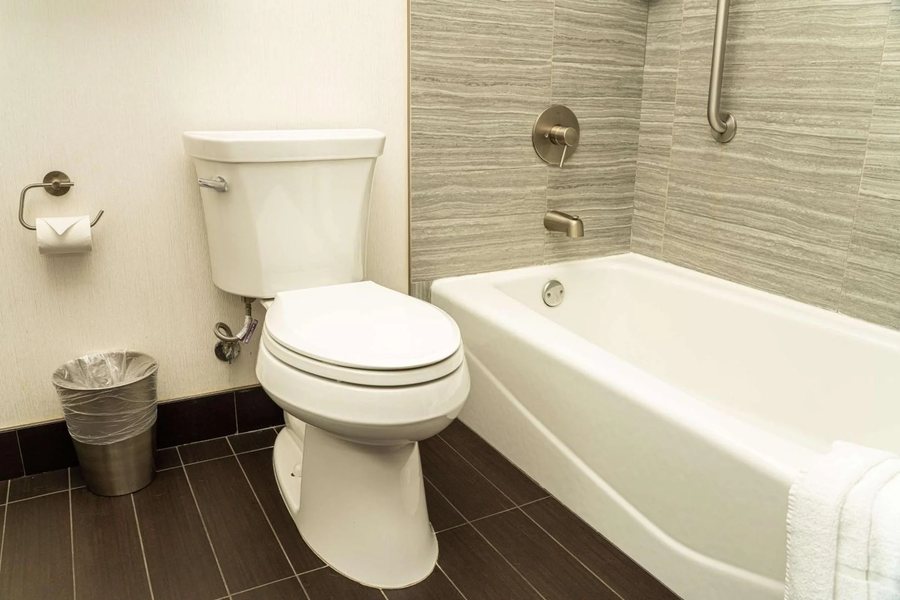 Hampton Inn San Francisco Downtown Convention Center — Bathroom