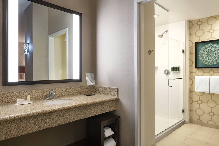 Hampton Inn Santa Barbara Goleta — Bathroom