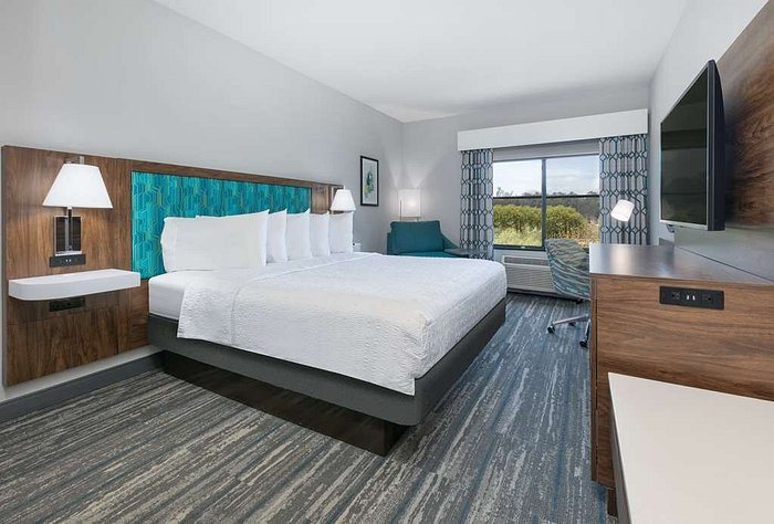 Hampton Inn Santa Cruz — Guest room