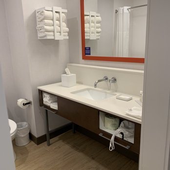 Hampton Inn Santa Fe South — Bathroom