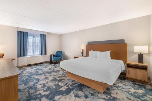Hampton Inn Schenectady Downtown — Guest room