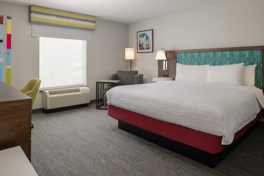 Hampton Inn Seattle Airport — Guest room