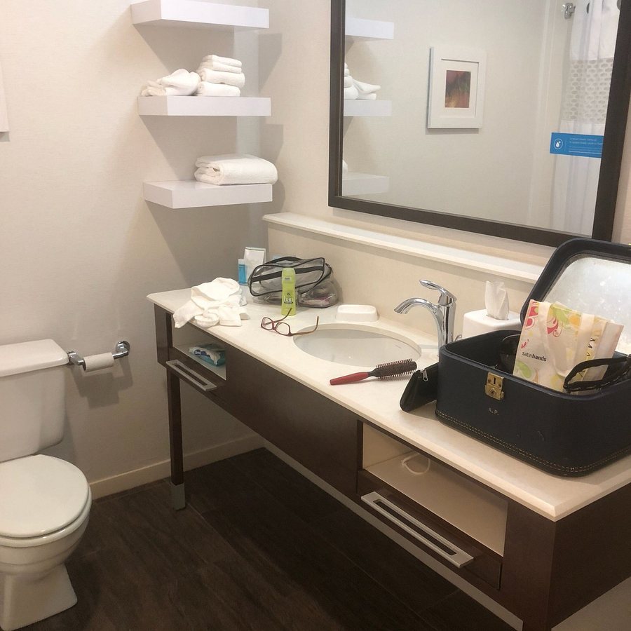 Hampton Inn Shawnee — Bathroom